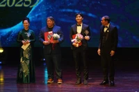  "Cánh Diều Vàng 2025" diễn ra lặng lẽ, "Mưa đỏ" bội thu