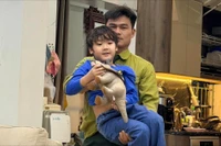 Con trai Hòa Minzy "nói thật" về chồng sắp cưới của mẹ 