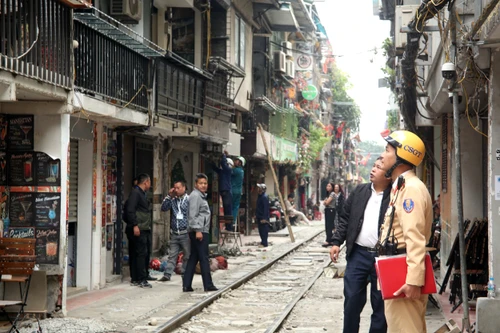 Công an Hà Nội quyết liệt xử lý vi phạm an toàn giao thông đường sắt