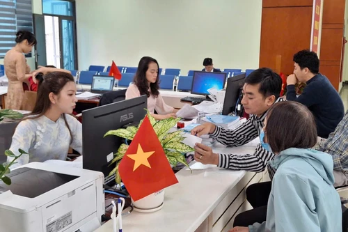 Những hình ảnh cán bộ, công chức Hà Nội duy trì nhịp hành chính thông suốt ngay sau Tết