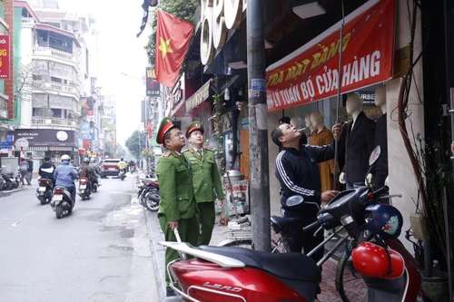 Công an phường Hà Đông vào cuộc sau phản ánh báo chí, vi phạm trật tự đô thị bị xử lý nghiêm