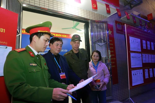 Những bước chân thầm lặng đảm bảo an ninh, trật tự trước giờ cử tri đi bỏ phiếu 