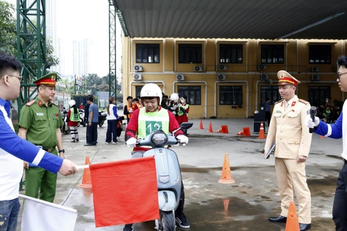 Chùm ảnh: Học sinh THPT Hà Đông trải nghiệm lái xe sa hình cùng Công an Hà Nội