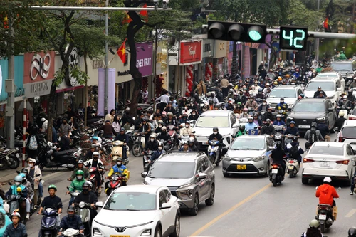 Tại phường Kim Liên: Lòng đường thành nơi để xe 