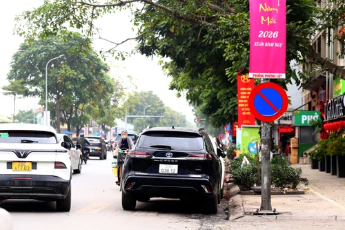 Phương tiện đỗ sau biển cấm: Sự tương phản nhức nhối về văn minh đô thị