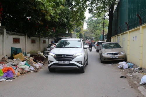 Cửa di tích bị trưng dụng thành…bãi đỗ xe