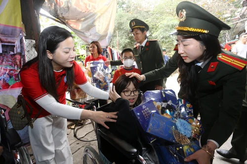 Hành trình mang Tết đến bệnh nhân nghèo của những "người lính hồ sơ" và CLB Thiện nguyện Hà Nội Kết đoàn