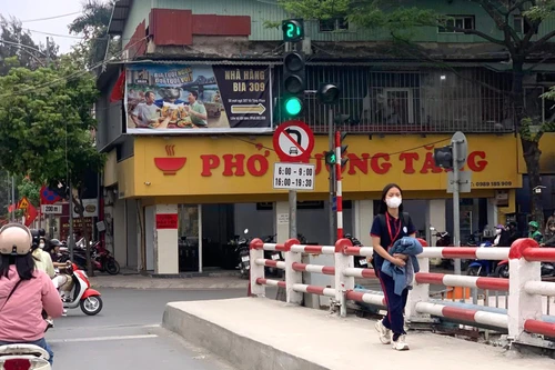 Gỡ bỏ băng rôn che khuất biển báo tại cầu Khương Đình sau phản ánh của An ninh Thủ đô