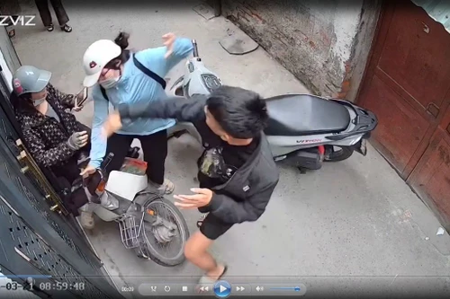 Video: Nam thanh niên đi xe máy không mũ bảo hiểm hành hung phụ nữ tại phường Định Công 
