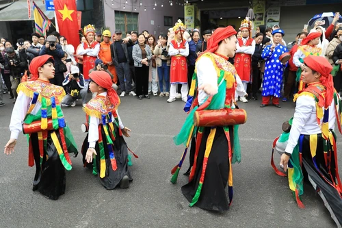 Về làng Triều Khúc xem điệu múa "con đĩ đánh bồng"