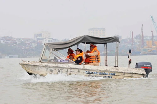 Cảnh sát đường thủy Hà Nội triển khai đồng bộ giải pháp bảo đảm an toàn giao thông mùa lễ hội