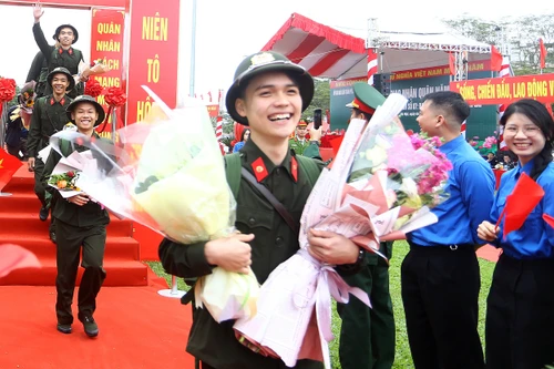 Những hình ảnh ghi dấu ngày đầu nhập ngũ của tân binh Công an Hà Nội