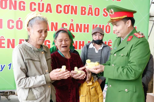 Công an phường Hà Đông trao sinh kế, tiếp sức người dân xã Tiên Đồng vượt thiên tai