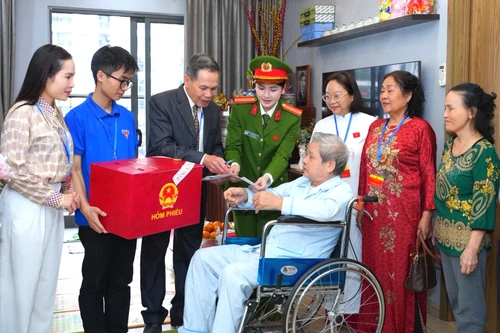 Những khoảnh khắc đẹp của Công an Hà Nội trong ngày bầu cử