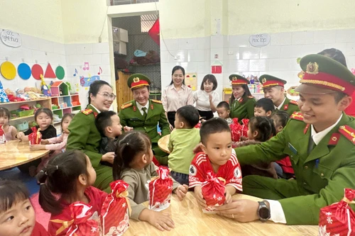 Công an phường Hà Đông vượt hơn 300km tiếp sức cô trò vùng bão lũ