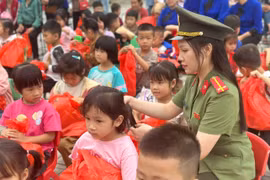 Gieo mầm xanh yêu thương trên vùng biên viễn