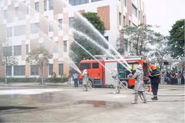 Hướng dẫn kỹ năng thoát nạn, thực hành phương tiện chữa cháy tại học đường