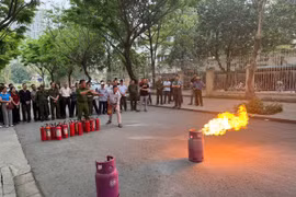 Ra mắt 21 đội dân phòng tại tổ dân phố đảm bảo an toàn phòng cháy, chữa cháy và cứu nạn, cứu hộ