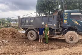 Phát hiện trường hợp đổ chất thải trái phép tại phường Hồng Hà