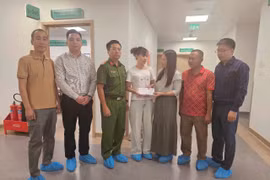 Thăm hỏi chiến sĩ bị thương trong khi làm nhiệm vụ chữa cháy, cứu nạn cứu hộ