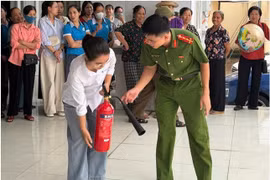 Trao tặng bình chữa cháy cho gia đình có hoàn cảnh khó khăn