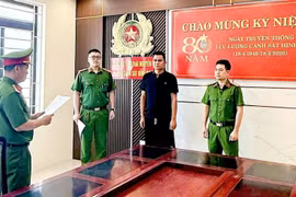 Bắt tạm giam lái xe dùng điện thoại khi tham gia giao thông gây tai nạn