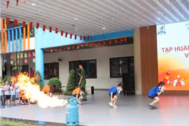 Trên 1.000 học sinh và thầy cô trải nghiệm kỹ năng thoát nạn 