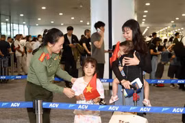 Công an cửa khẩu Cảng Hàng không quốc tế Nội Bài nêu cao trách nhiệm, tận tình hỗ trợ hành khách