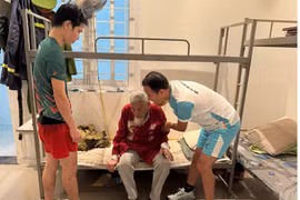 Lính cứu hoả kịp thời hỗ trợ cụ ông 90 tuổi bị tai nạn trên đường
