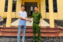  Tiếp nhận nhiều vũ khí, công cụ hỗ trợ do người dân tự nguyện giao nộp
