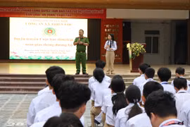 Tuyên truyền phổ biến, giáo dục pháp luật và hướng dẫn lái xe an toàn cho giáo viên, học sinh