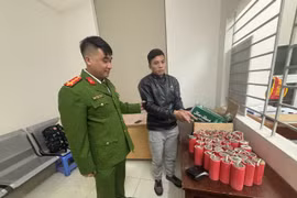 Bắt đối tượng mua bán pháo nổ và tàng trữ ma túy