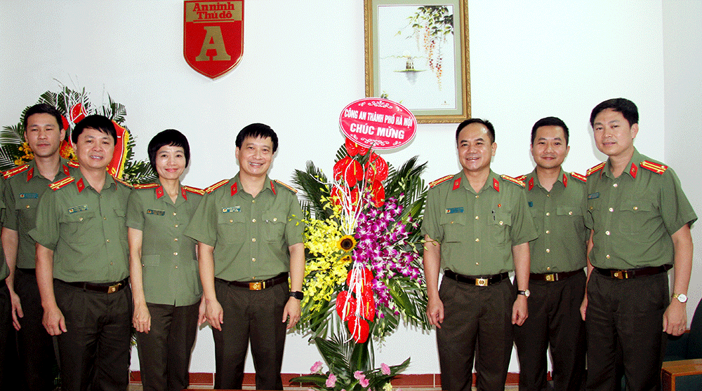 Cũng trong sáng nay, Báo An ninh Thủ đô vinh dự đón Thiếu tướng Đoàn Ngọc Hùng - Phó Giám đốc CATP, Đại tá Nguyễn Thanh Tùng - Phó Giám đốc CATP, cùng đại diện lãnh đạo các sở, ban, ngành trên địa bàn tới thăm và chúc mừng nhân ngày Báo chí Cách mạng Việt Nam 21-6. Trung tá Nguyễn Thanh Bình, Tổng Biên tập Báo ANTĐ đón Đại tá Nguyễn Thanh Tùng, Phó Giám đốc CATP Hà Nội Đại tá Nguyễn Thanh Tùng - Phó Giám đốc CATP Hà Nội (thứ ba từ phải sang) tặng hoa và chụp ảnh lưu niệm cùng Ban Biên tập báo An ninh Thủ đô nhân kỷ niệm Ngày báo chí Cách mạng Việt Nam 21-6