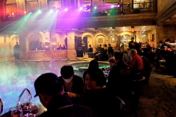 Đi nơi nào để xem ảo thuật xuyên đêm, đồng diễn dưới nước… ảnh 1