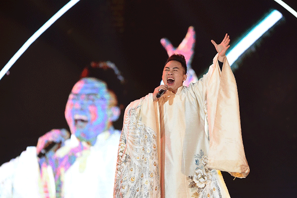 Du khách phấn khích "quẩy" trắng đêm cùng Carnaval Hạ Long ảnh 3 Du khách phấn khích "quẩy" trắng đêm cùng Carnaval Hạ Long ảnh 3