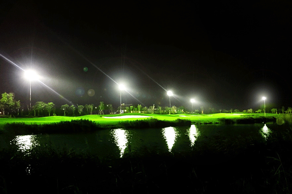 Trải nghiệm golf đêm hấp dẫn tại sân gôn trên đảo lớn nhất Miền Bắc ảnh 1 Trải nghiệm golf đêm hấp dẫn tại sân gôn trên đảo lớn nhất Miền Bắc ảnh 1