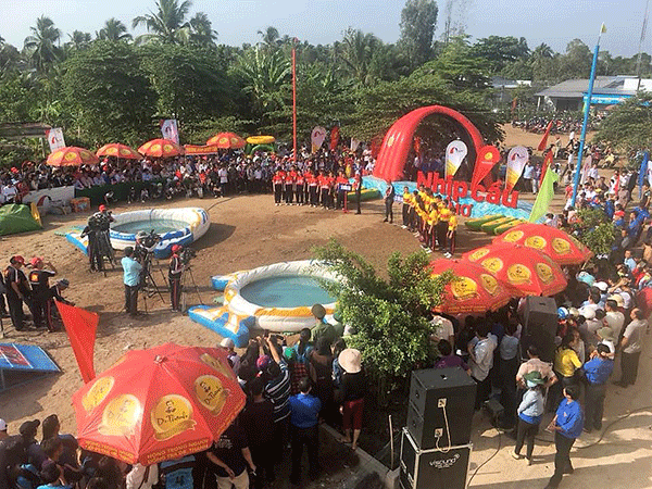 Tân Hiệp Phát đưa "Nhịp cầu ước mơ" về với người dân xã Phương Bình (Hậu Giang) ảnh 1