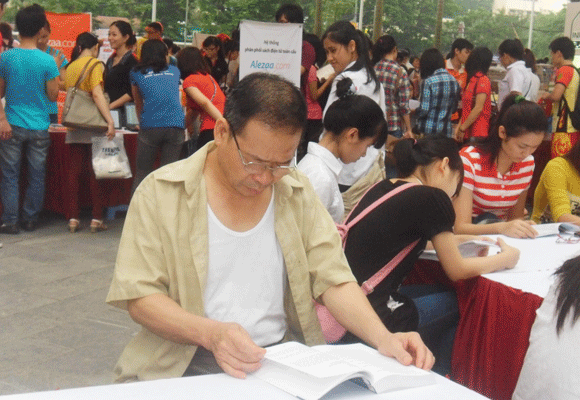 HN: Giới trẻ hăng say với ngày hội đọc sách miễn phí ảnh 2 HN: Giới trẻ hăng say với ngày hội đọc sách miễn phí ảnh 2