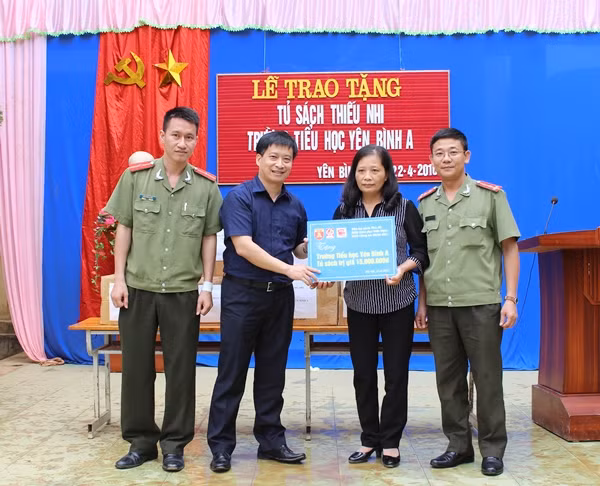 Đưa sách đến với học sinh ngoại thành Hà Nội ảnh 1