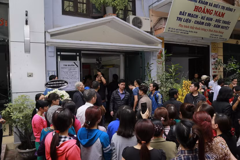 Hình ảnh người thân và bạn bè đưa Trần Lập ghé qua nhà trước khi chôn cất ảnh 7