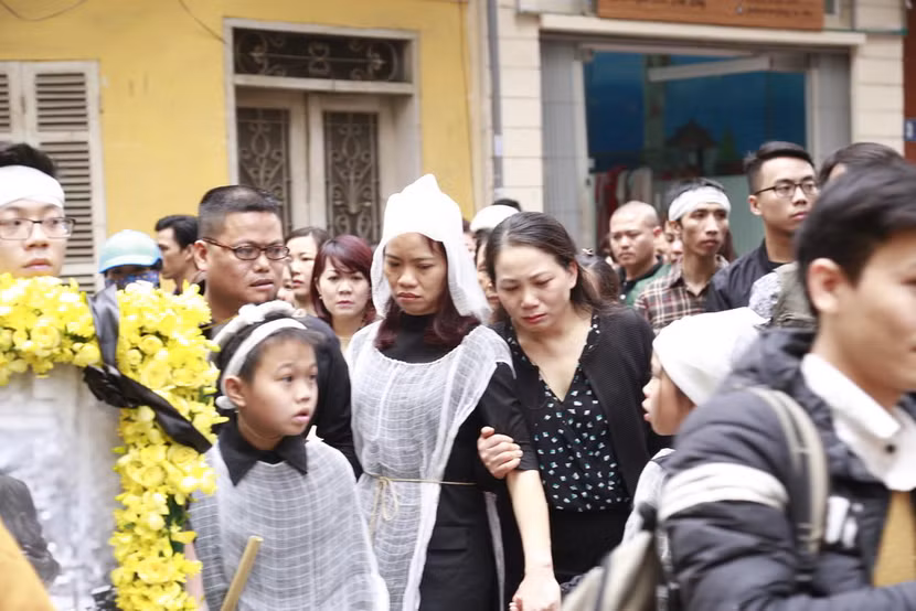 Hình ảnh người thân và bạn bè đưa Trần Lập ghé qua nhà trước khi chôn cất ảnh 5