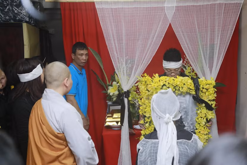 Hình ảnh người thân và bạn bè đưa Trần Lập ghé qua nhà trước khi chôn cất ảnh 10