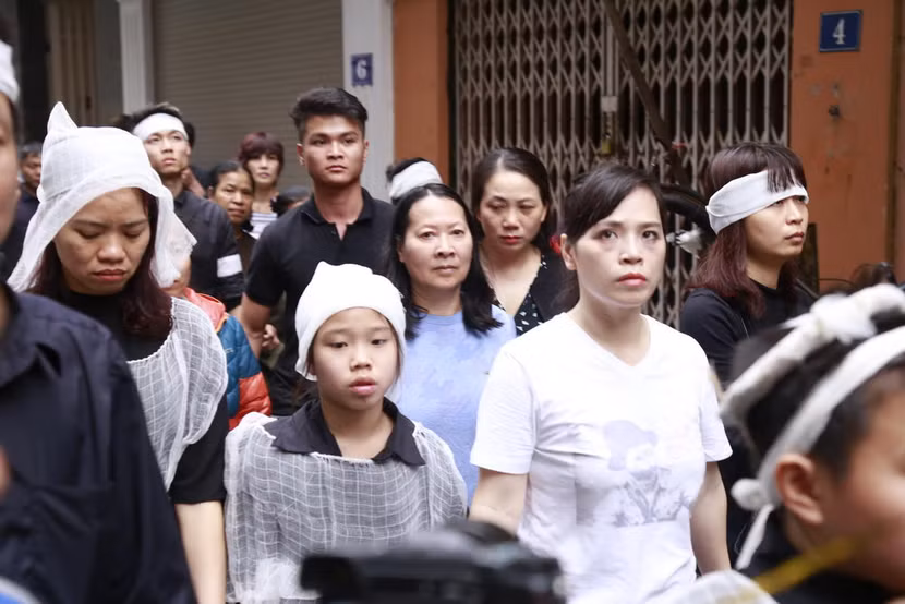 Hình ảnh người thân và bạn bè đưa Trần Lập ghé qua nhà trước khi chôn cất ảnh 4