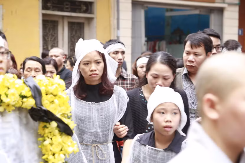 Hình ảnh người thân và bạn bè đưa Trần Lập ghé qua nhà trước khi chôn cất ảnh 6