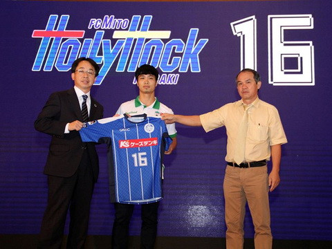 Sang Nhật, Công Phượng khoác số áo Park Joo Ho để lại ảnh 1