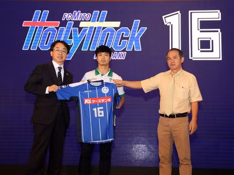 Sang Nhật, Công Phượng khoác số áo Park Joo Ho để lại ảnh 1