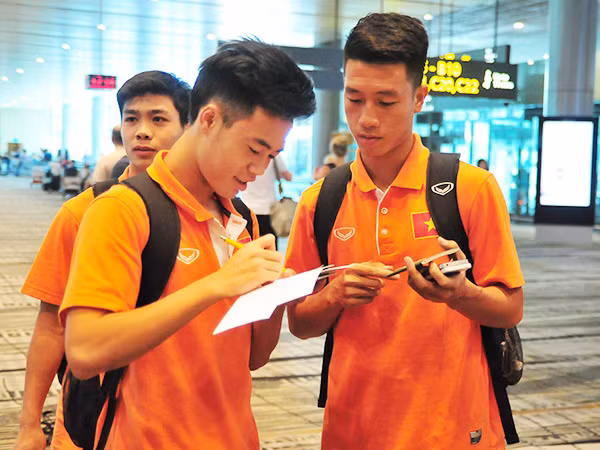 Chùm ảnh U23 Việt Nam “đổ bộ” lên Đảo quốc Sư tử ảnh 3