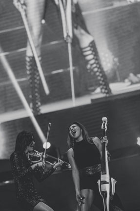 Ngây ngất với màn trình diễn của Bond tại Hà Nội ảnh 7