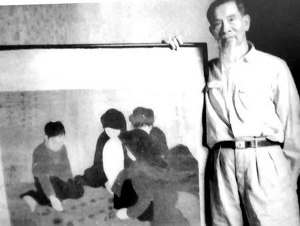 Họa sỹ Nguyễn Phan Chánh bên bức tranh "Chơi ô ăn quan"