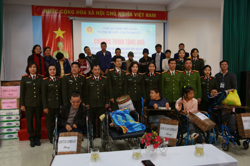 Hội Phụ nữ Công an Hà Nội và Cụm thi đua số 7 thăm, tặng quà các nạn nhân nhiễm chất độc da cam/dioxin ảnh 4